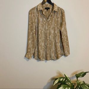 BANANA REPUBLIC LONG SLEEVE BOYFRIEND FIT GIRAFFE PRINT V NECK SHIRT BUTTON BACK